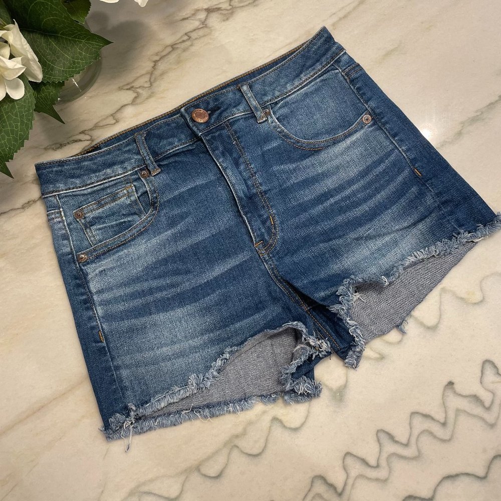 American Eagle | Medium Wash Super High-Waisted Raw Hem Denim Short Short | 10